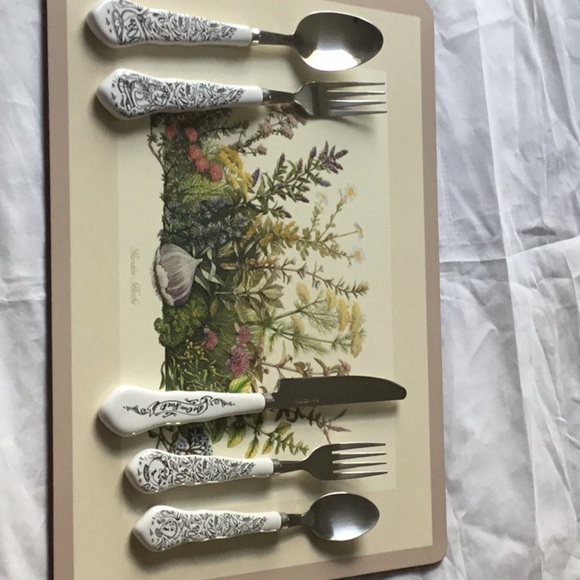 Disney 5 PIECES FLATWARE THE BEAUTY & THE BEAST BE OUR GUEST - Picture 3 of 7